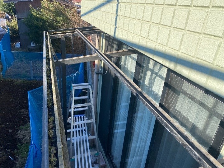 既存波板の撤去作業