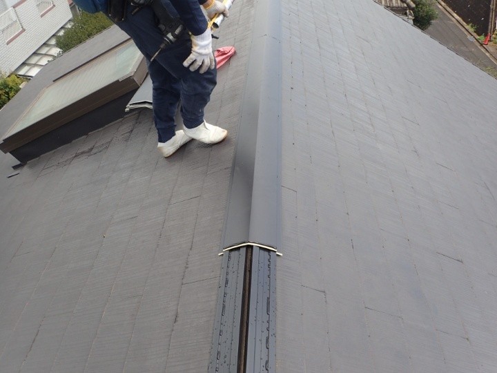 新しい棟板金の取り付け