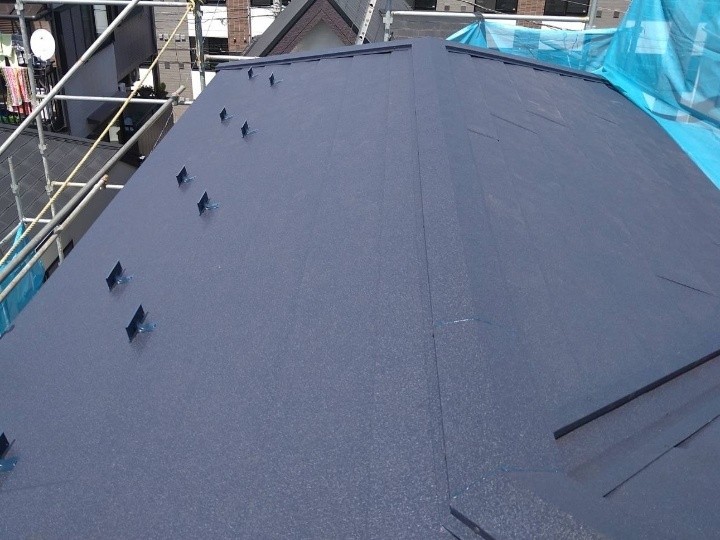 ヒビ割れたスレート屋根に金属屋根材「スーパーガルテクト」を用いたカバー工事を施工