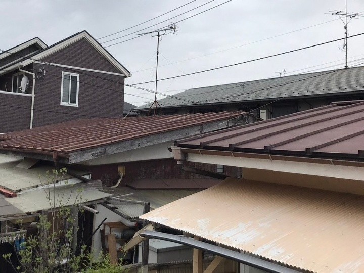 塗装工事前のトタン屋根