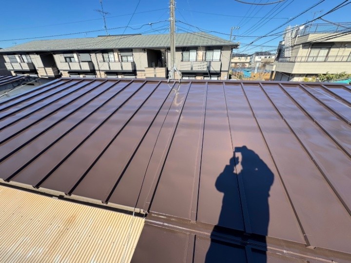 瓦棒トタン屋根へ「コーキング補修＋錆止め塗料を用いた屋根塗装工事」を行い防錆性と美観を回復