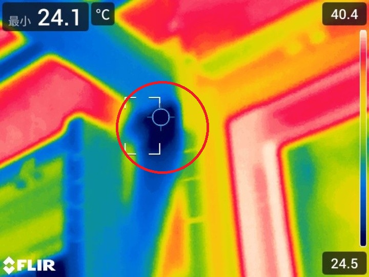 赤外線カメラで温度差を可視化し、疑わしい範囲を絞り込み