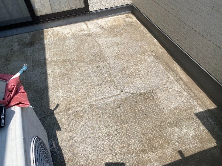 ベランダ平場全体に広がる劣化サイン