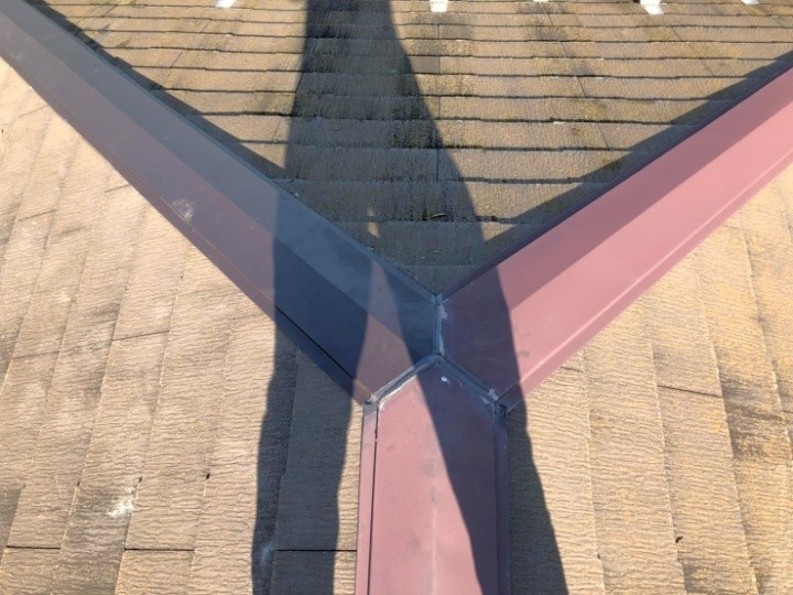 強風被害で一部飛散した棟板金に部分交換工事を施工したお住まい