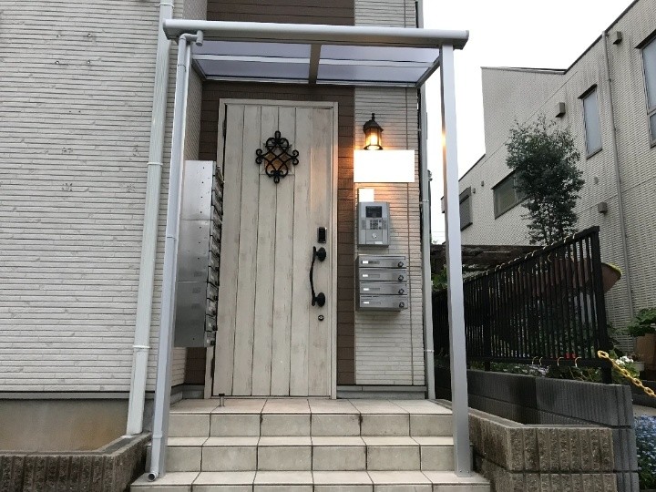 集合住宅にて共用玄関上部に新規庇屋根を設置して雨対策と利便性を向上