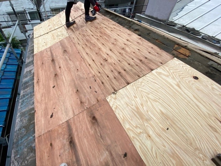 野地板の増し張りで屋根面を強化