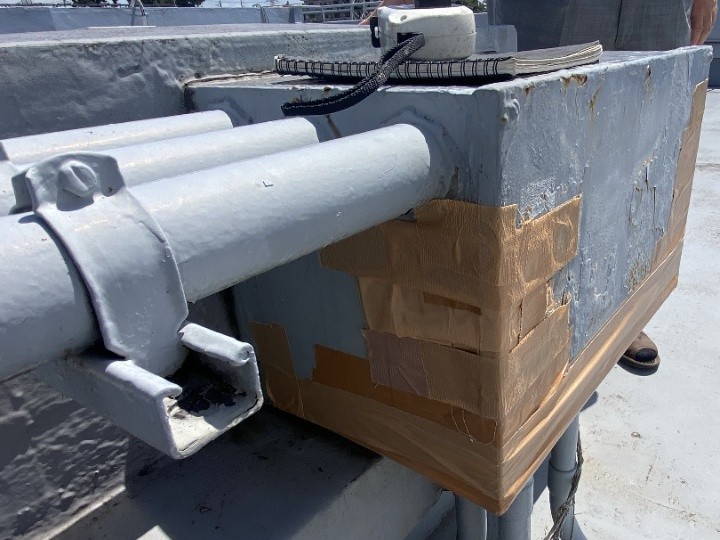 テープ補修が施された電気配線BOX外装