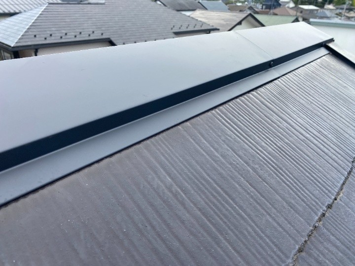 新しい棟板金の取り付け
