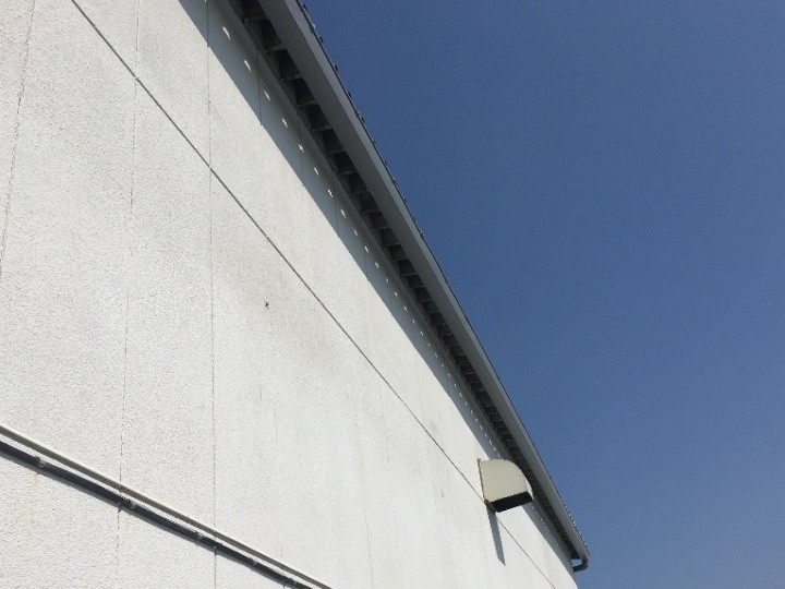 損傷した雨樋にグンバイM150を採用した雨樋交換工事した工場
