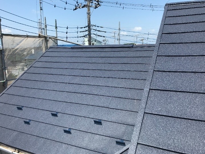 スーパーガルテクト屋根へカバー工法してリフォームしたお住まい