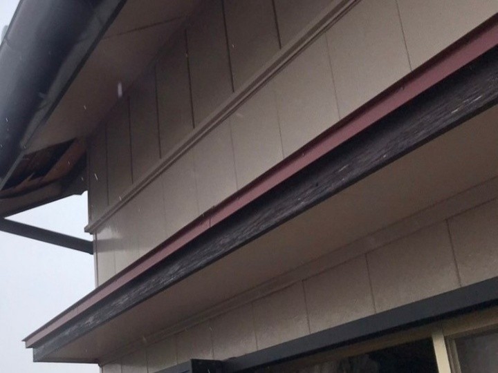 霧除け庇下の破風板の状態