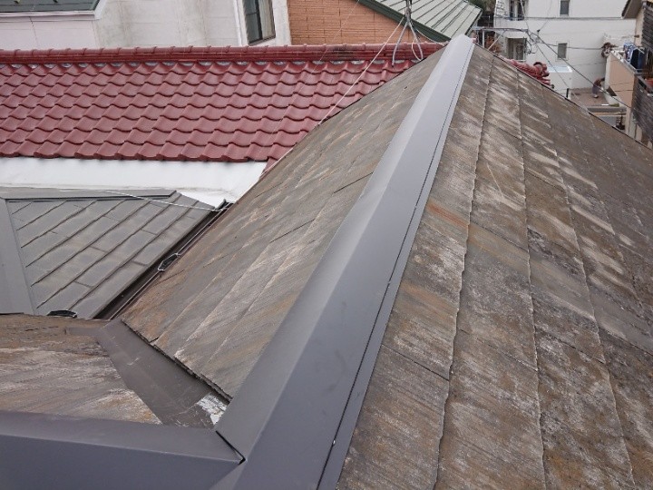台風で飛散した棟板金へ「樹脂製貫板＋ガルバリウム鋼板」を用いた棟板金交換工事を行い耐久性向上