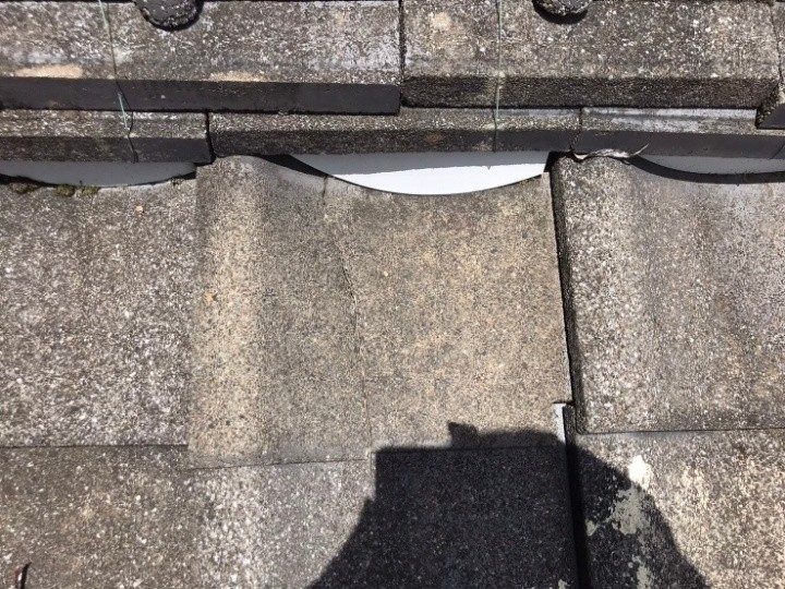 セメント瓦に見られた割れ