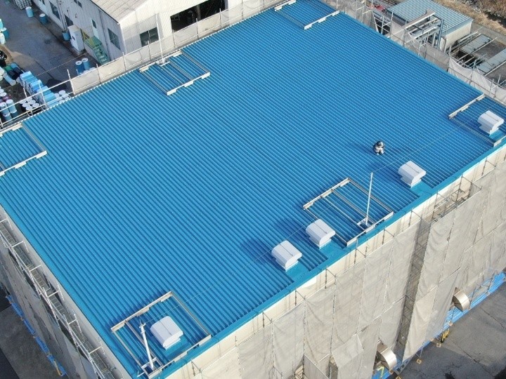 折半屋根へ遮熱塗料クールタイトSiで塗装工事して美観回復とサビ対策