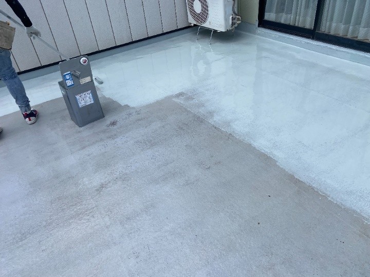 ウレタン防水材の塗布（一層目）