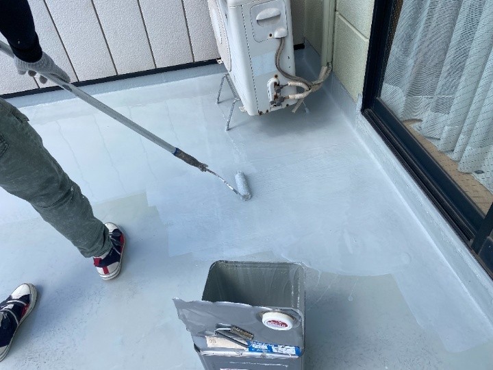 ウレタン防水材の塗布（二層目）