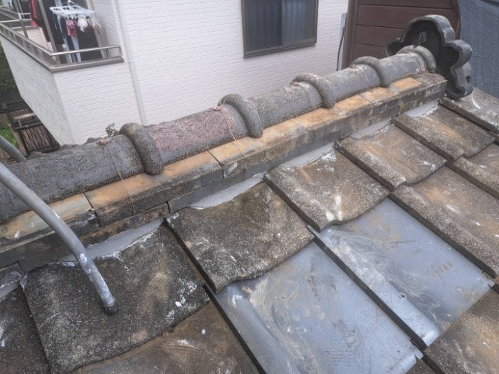 雨漏りした下屋根に「部分葺き直し工事と棟瓦取り直し工事」を併せて施工
