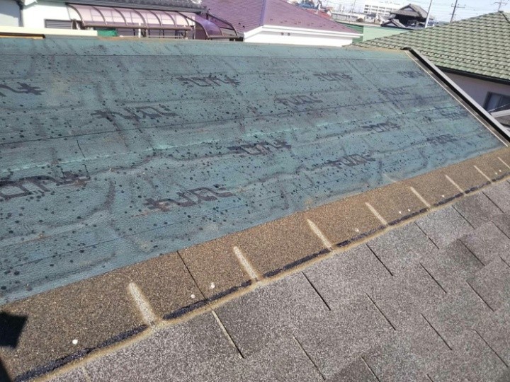 既存屋根材の撤去後に見える下葺き材の状態確認
