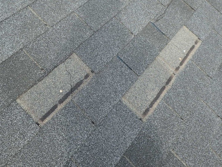 剥がれ部の近接確認で、欠損ラインと固定痕が読み取れる状態