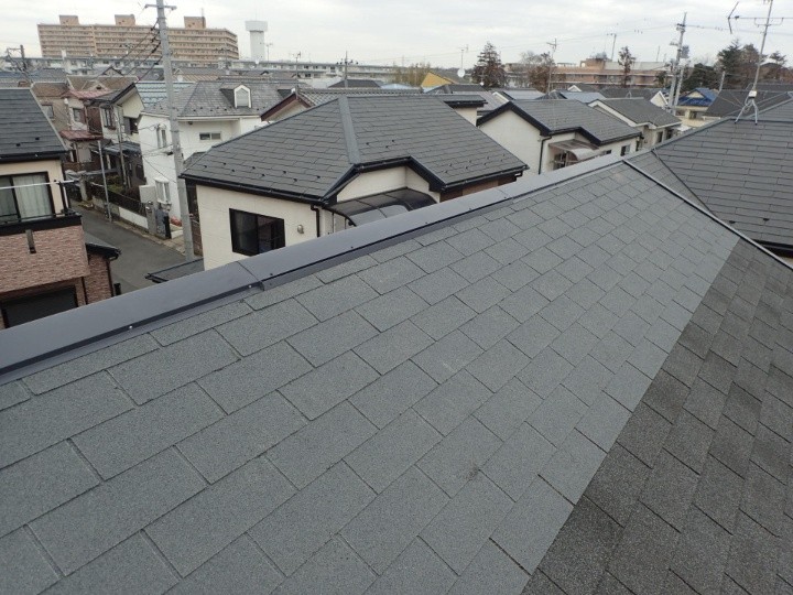 台風で剥がれたアスファルトシングル屋根へ部分葺き替え工事を行いメンテナンス