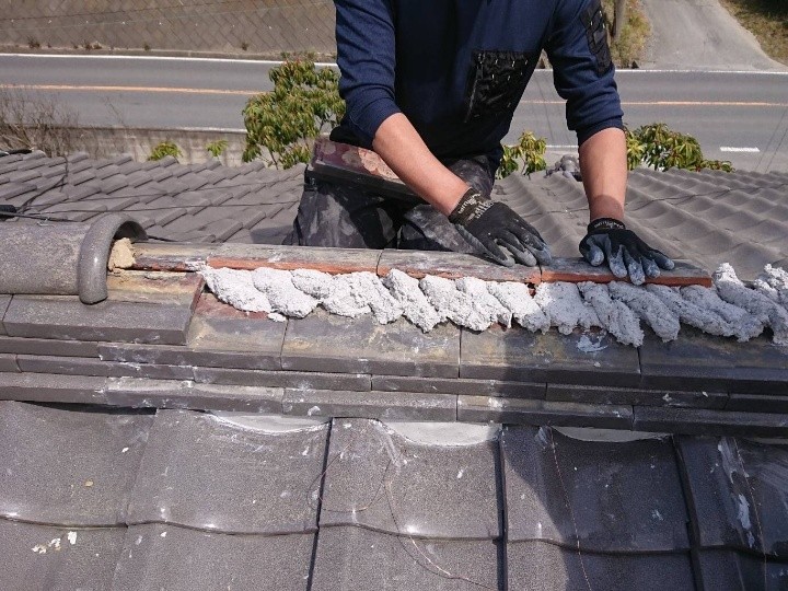 棟瓦（熨斗瓦・冠瓦）を積み直し、ラインと納まりを整える