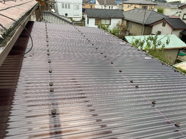 雹被害で損傷したベランダの中空ボード屋根をポリカ波板屋根へ交換工事