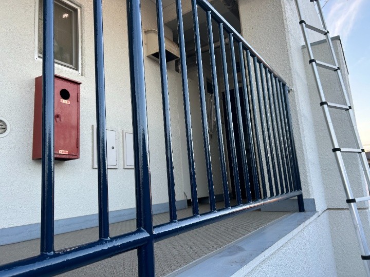 共用通路の手すりに一液マイルドウレタンで塗装工事を行い錆を防ぎ安全性向上