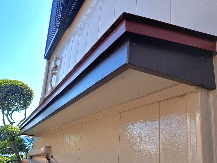 劣化で傷んだ破風板（霧除け下）に板金カバー工事して復旧