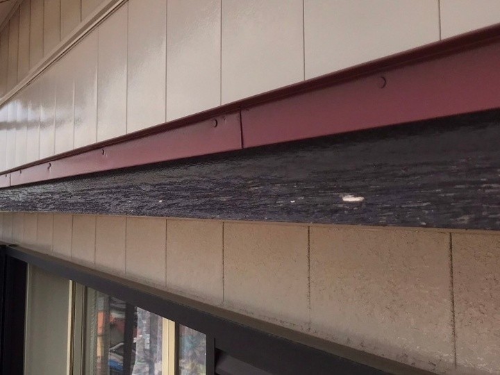 劣化で傷んだ破風板（霧除け下）