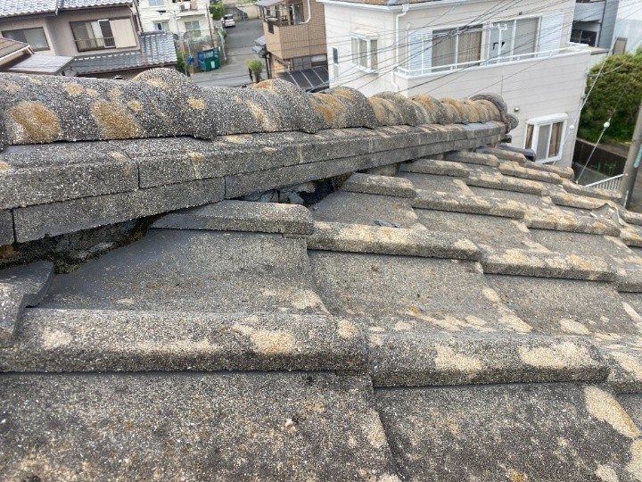 棟瓦のズレと下地の露出