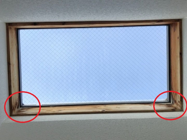 天窓下の木枠コーナーに水滴が垂れる症状
