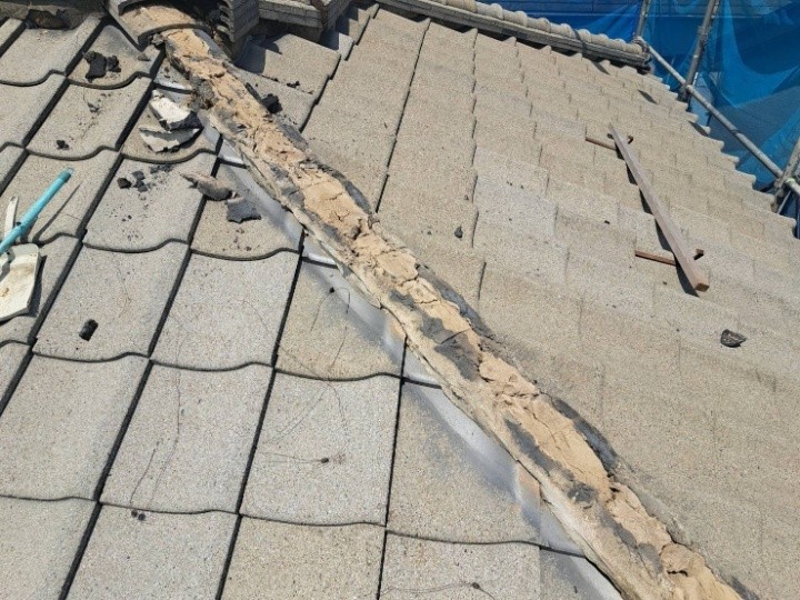 棟瓦の撤去と古い漆喰の除去