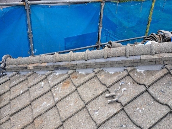 棟瓦の再設置と仕上げ