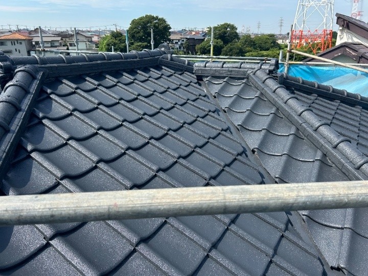 苔が繁殖した瓦屋根に棟取り直し工事と屋根塗装工事を施工