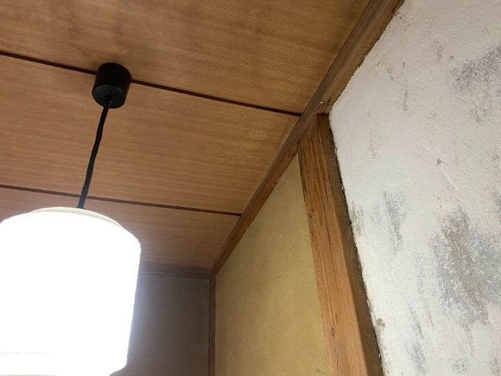 室内天井に確認できた雨染み