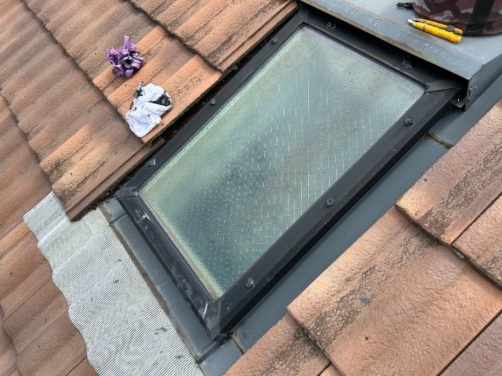 雨漏りしたトップライト（天窓）にシーリング処理を施して防水対策