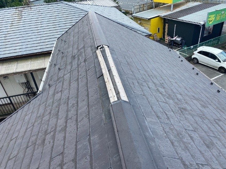 棟板金が飛散したスレート屋根