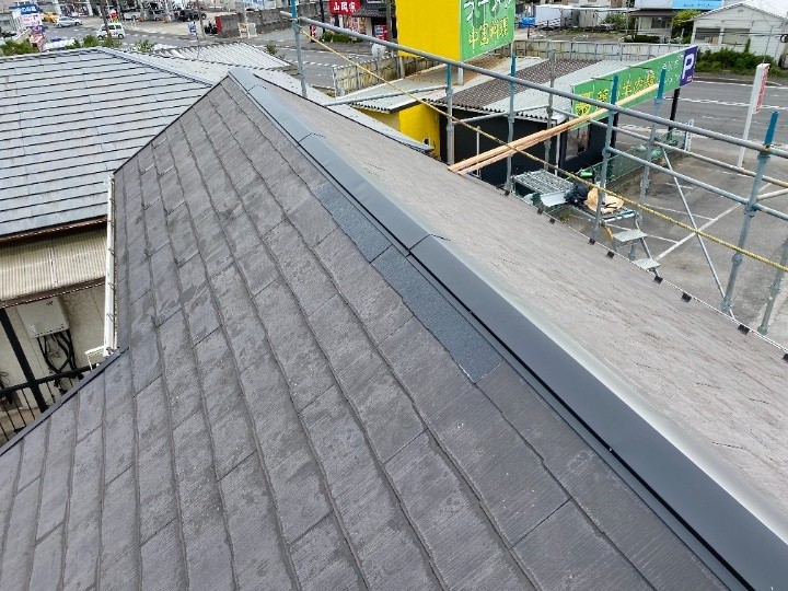 棟板金が飛散したスレート屋根に「棟板金交換工事と一部屋根差し替え工事」を併せて施工