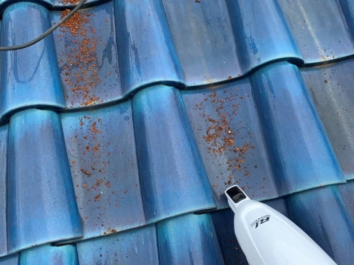 屋根上に散った錆の清掃で仕上げ