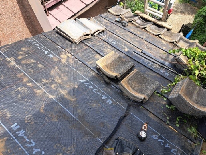 新しい防水シートの敷設