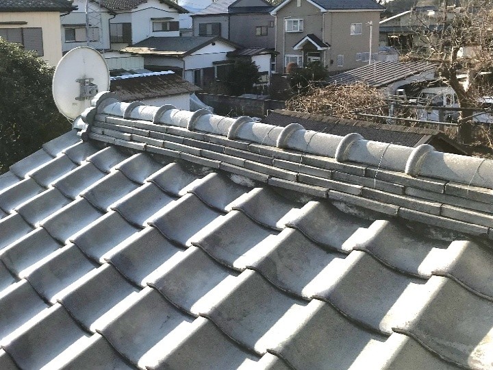 鬼瓦が傾いた工事前の屋根