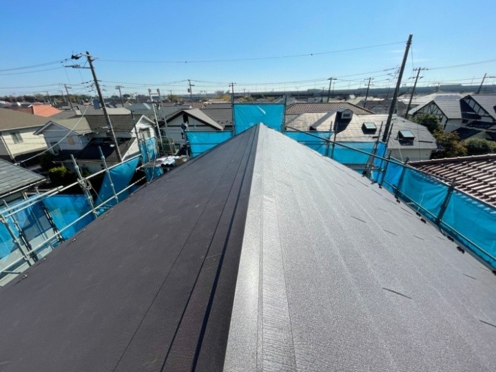スレート屋根からスーパーガルテクト屋根へカバー工事したお住まい