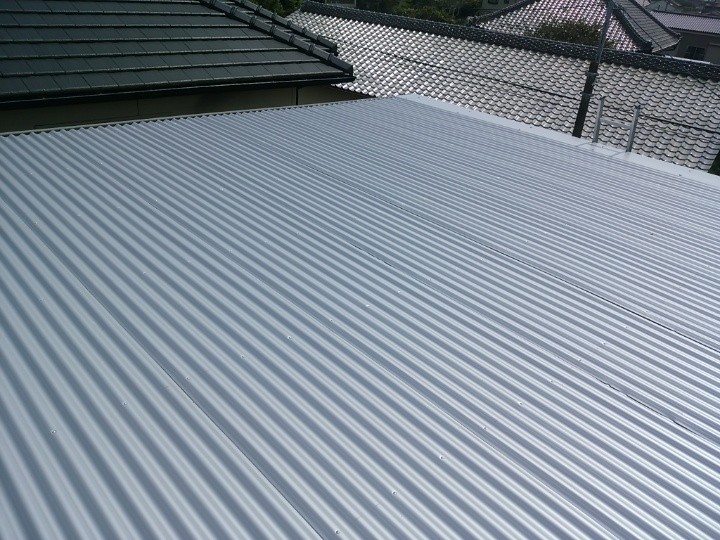 雨漏りした折板屋根にガルバリウム鋼板（大波）によるカバー工法を行い改修工事