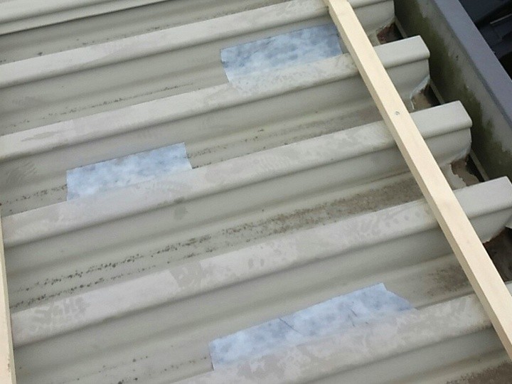 防水テープで穴まわりを先行処理