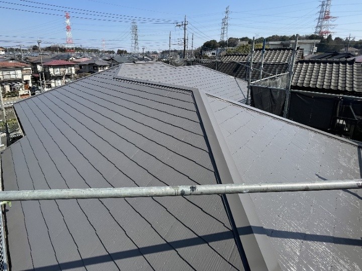 築30年スレート屋根へタスペーサー設置とクールタイトFで塗り替え工事を行いメンテナンス