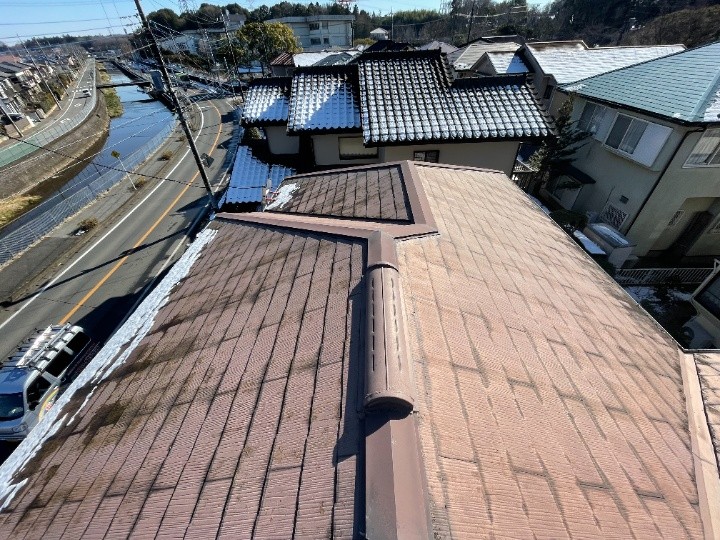 寄棟屋根全体の色あせと北面の黒ずみ
