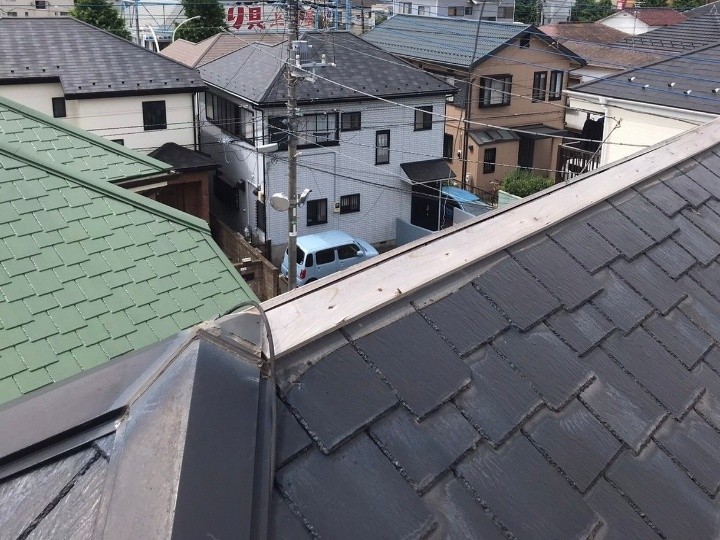 大棟の一部が露出した状態