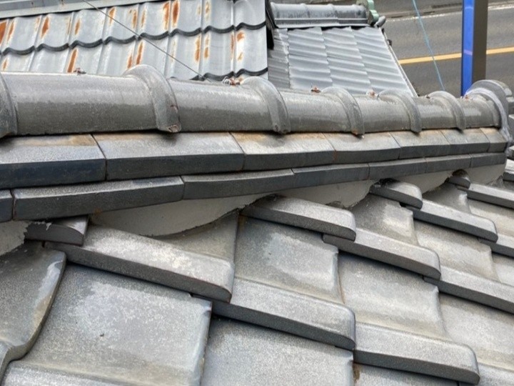 台風被害で漆喰が剥がれて熨斗瓦がズレた瓦屋根に棟取り直し工事を施工
