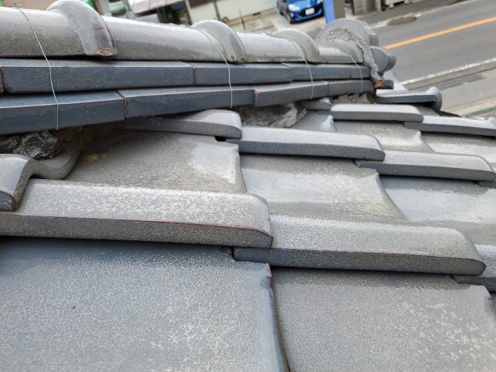 台風被害で漆喰が剥がれて熨斗瓦がズレた瓦屋根