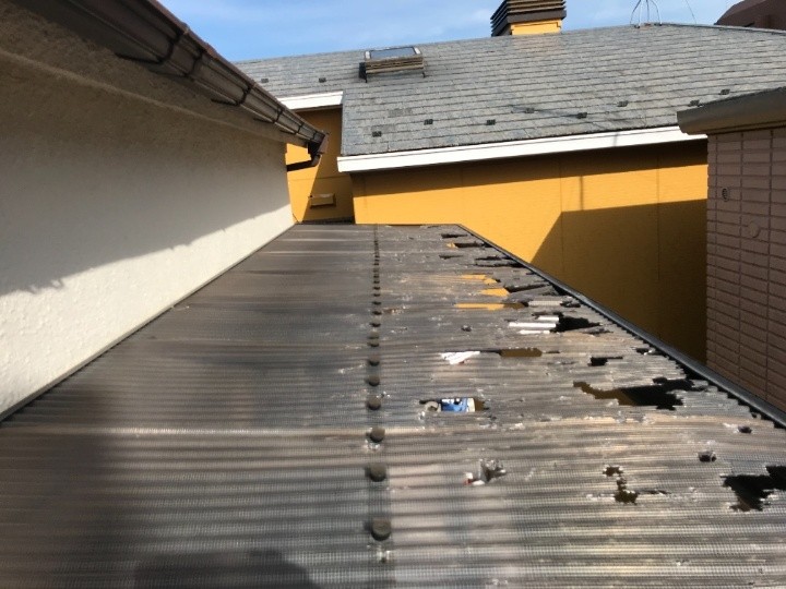 降雹被害で破損したベランダのポリカ波板屋根